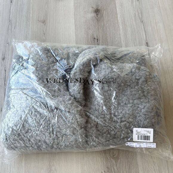Wednesday's Girl boxy collar detail jacket in gray fluff XXS NWT‎ in packaging - Picture 3 of 4